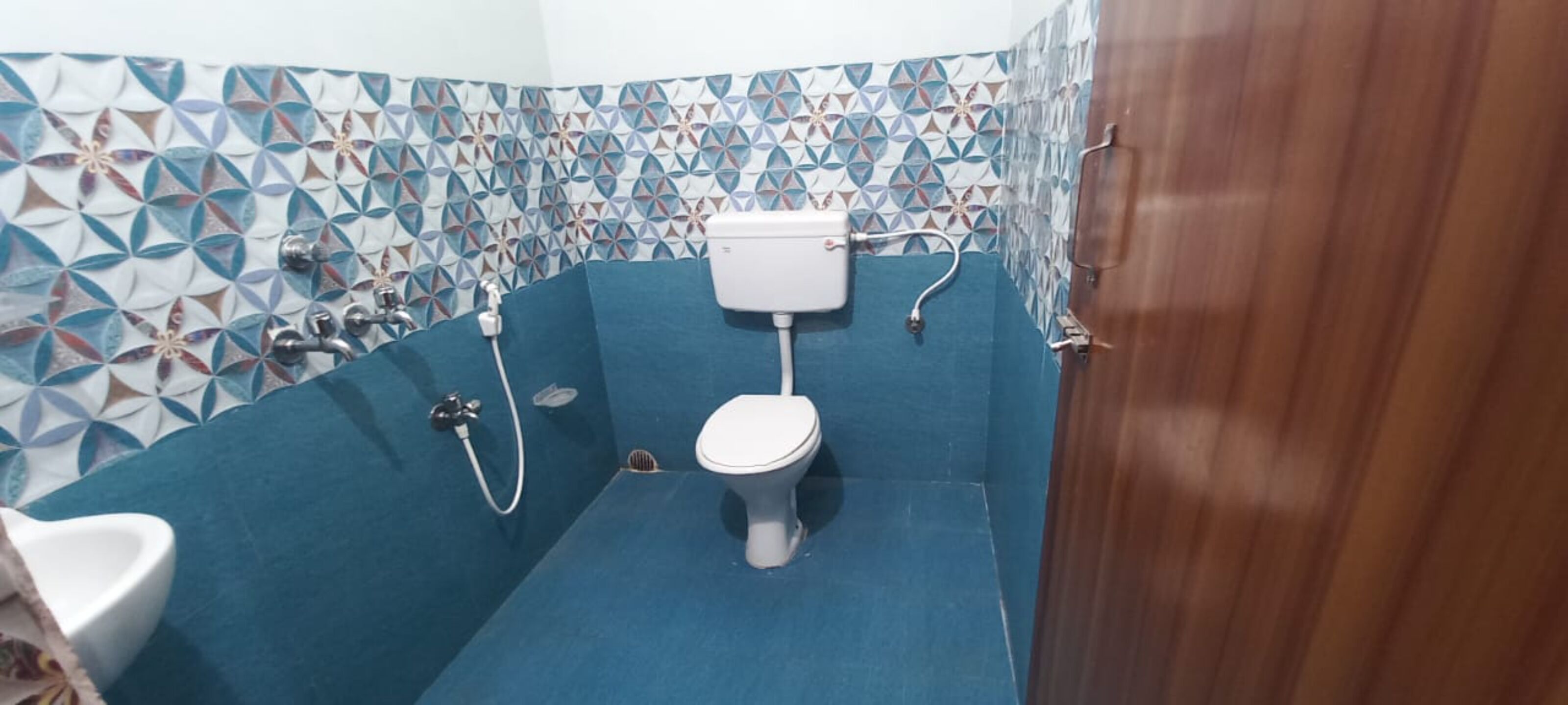 Shower, rainfall showerhead, free toiletries, bathrobes