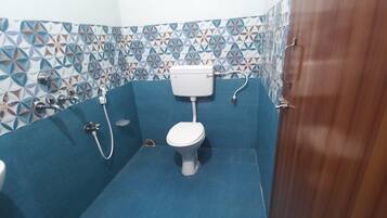 Shower, rainfall showerhead, free toiletries, bathrobes