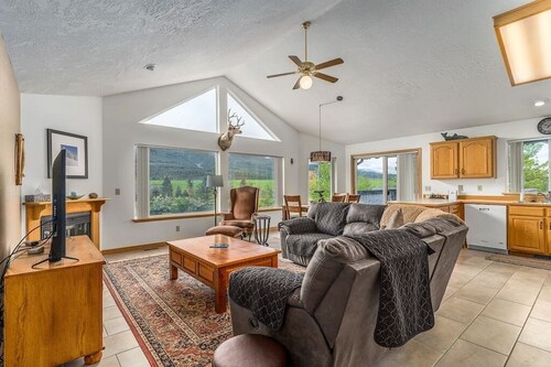 Breathtaking Mountain View Townhouse by the River