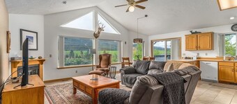 Breathtaking Mountain View Townhouse by the River