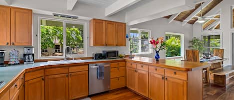 Køleskab, mikrobølgeovn, ovn, kogeplade