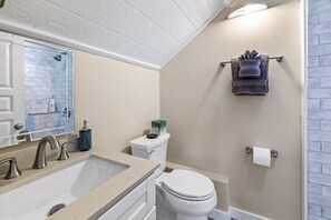 Douche, sèche-cheveux, serviettes fournies