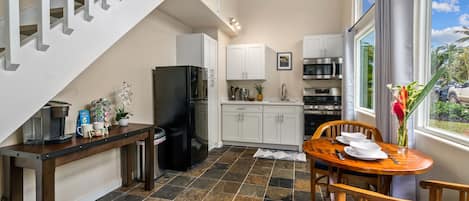 Réfrigérateur, micro-ondes, four, plaque de cuisson