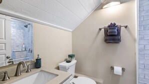 Ein Badezimmer mit Waschbecken, Toilette und Handtuchhalter.