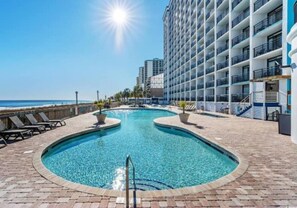 Una piscina techada, una piscina climatizada
