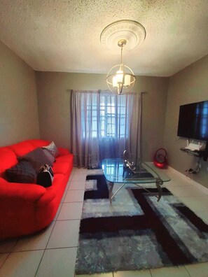 TV - Lovely apartment in gated community 5 minutes walk to AC Hotel. Central location (Kingston)