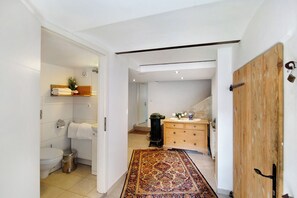Douche, sèche-cheveux, serviettes fournies