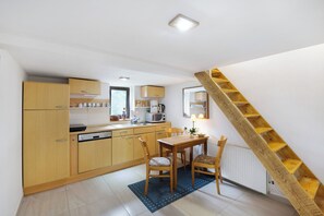 Réfrigérateur, micro-ondes, plaque de cuisson, lave-vaisselle