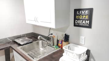 Réfrigérateur, micro-ondes, plaque de cuisson, cafetière/bouilloire