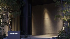 Entrada de un edificio con un letrero que dice 'SOKI KANAZAWA'.