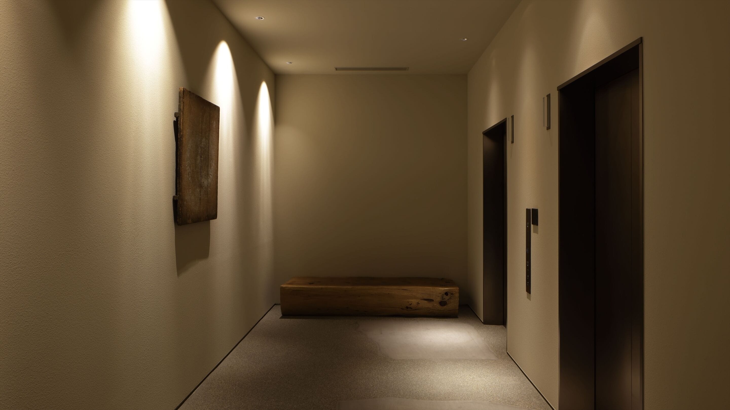 Un couloir étroit avec un banc en bois, une porte et un luminaire fixé au mur.