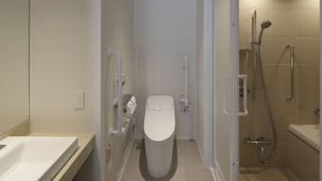 Een moderne badkamer met toilet, douche en bad.
