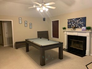 Game room - Cheerful 3 bedroom home with play room (Foley)