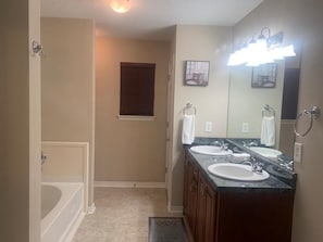 Bathtub, hair dryer, towels, soap - Cheerful 3 bedroom home with play room (Foley)