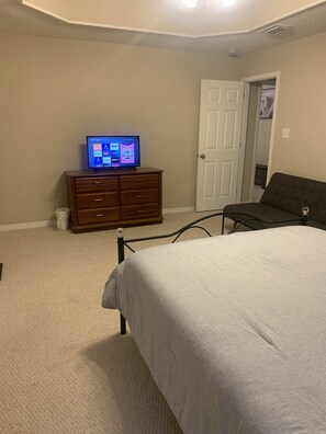 3 bedrooms, iron/ironing board, free WiFi, bed sheets - Cheerful 3 bedroom home with play room (Foley)
