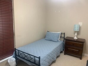 3 bedrooms, iron/ironing board, free WiFi, bed sheets - Cheerful 3 bedroom home with play room (Foley)