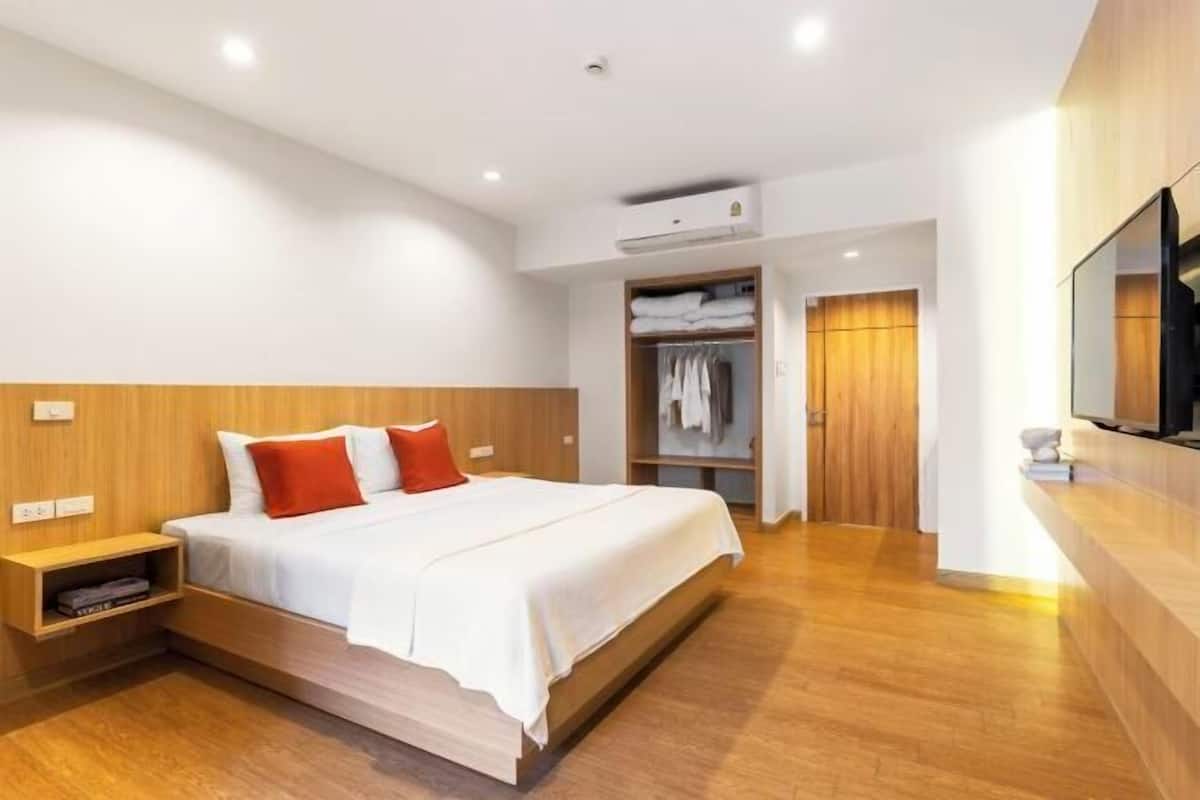 Hypo-allergenic bedding, free minibar items, laptop workspace, free WiFi