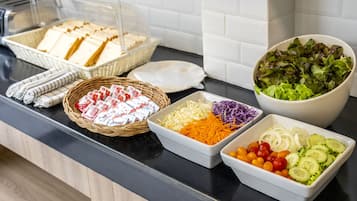 每日供应当地美食早餐(每人 THB 300)