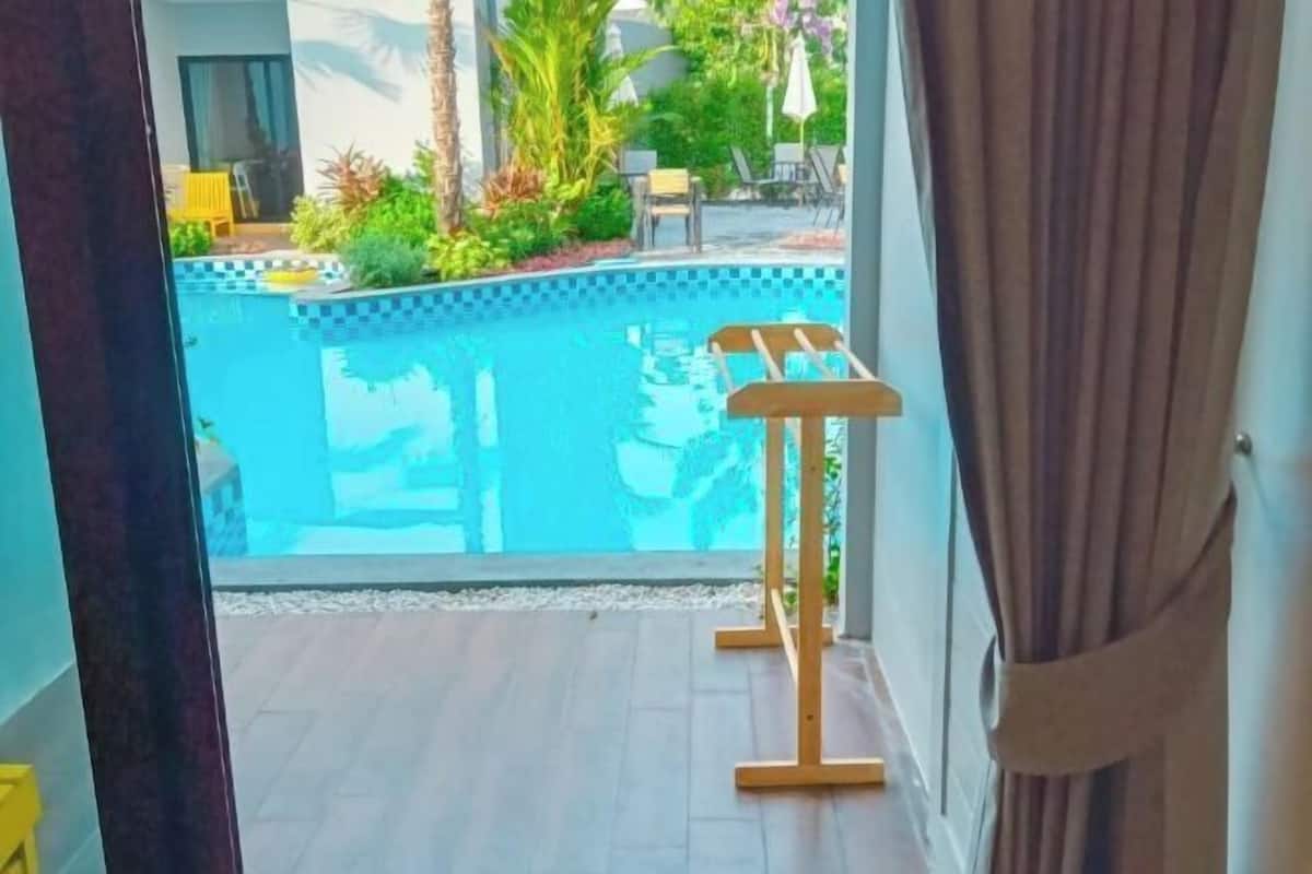 Una piscina al aire libre