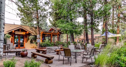 Third-floor retreat with treetop views, AC, pools, hot tubs, & sports courts