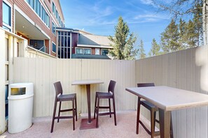 Outdoor dining - Delightful ski escape in the heart of town with pool, hot tub, fireplace & WiFi (Breckenridge)
