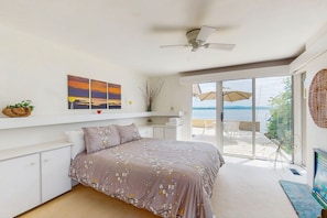 2 bedrooms, iron/ironing board, internet, bed sheets - Dog-friendly, home on Lake Champlain with panoramic views of the Green Mountains (North Hero)