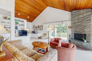 TV, fireplace - Dog-friendly, home on Lake Champlain with panoramic views of the Green Mountains (North Hero)