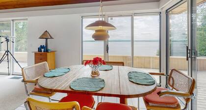 Dog-friendly, home on Lake Champlain with panoramic views of the Green Mountains