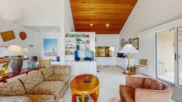 Een televisie, een open haard en een dvd-speler