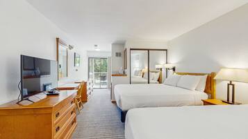 Tabla de planchar con plancha, internet y ropa de cama