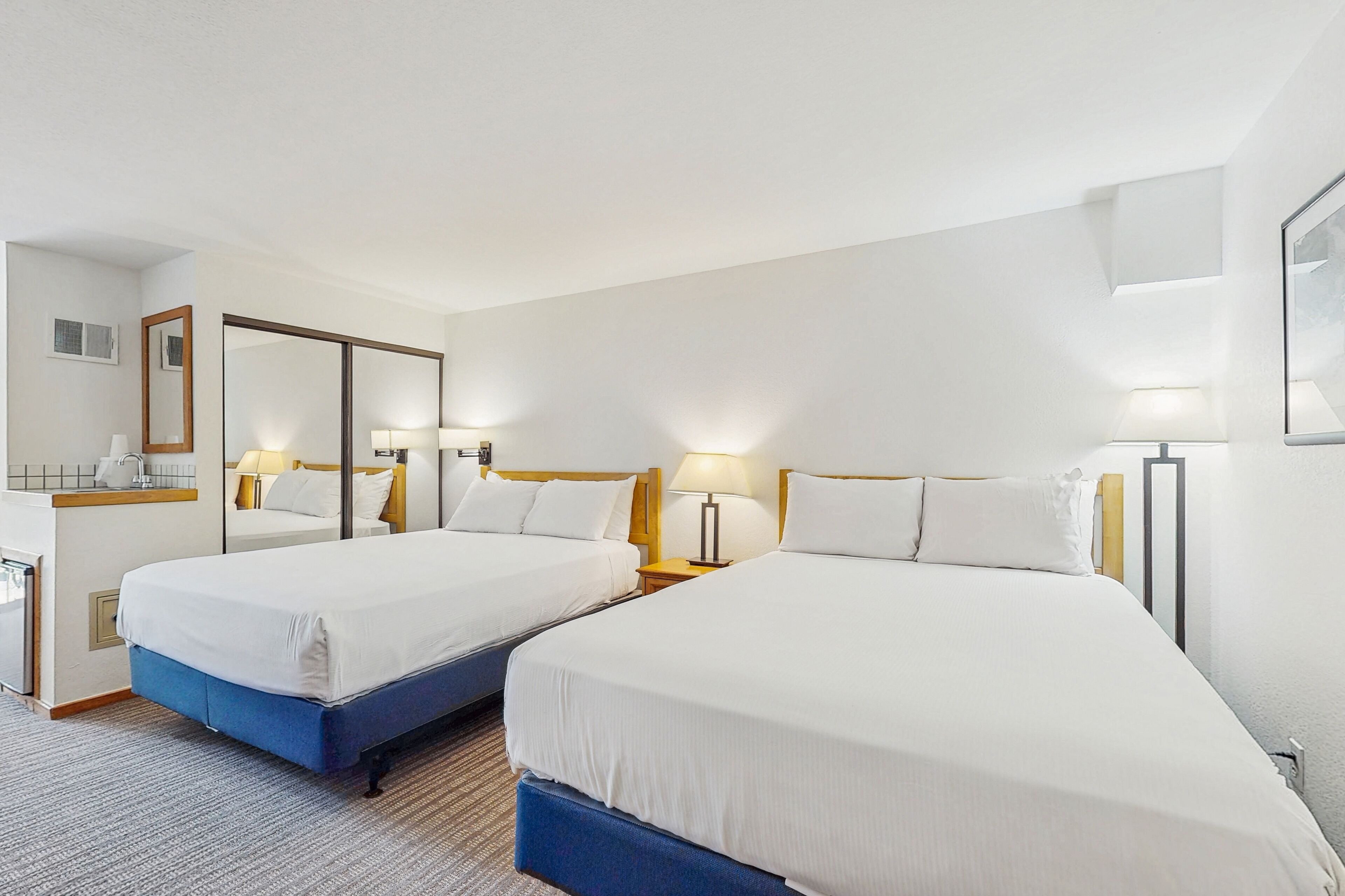 Tabla de planchar con plancha, internet y ropa de cama 