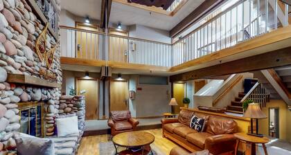 Private balcony room on Main St - pool & hot tub - walk to lifts, dog-friendly