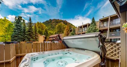 Private balcony room on Main St - pool & hot tub - walk to lifts, dog-friendly