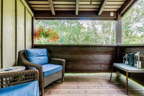 Lovely condo with fireplace, skiing, balcony, full kitchen & washer/dryer