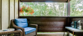 Lovely condo with fireplace, skiing, balcony, full kitchen & washer/dryer