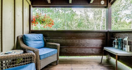 Lovely condo with fireplace, skiing, balcony, full kitchen & washer/dryer