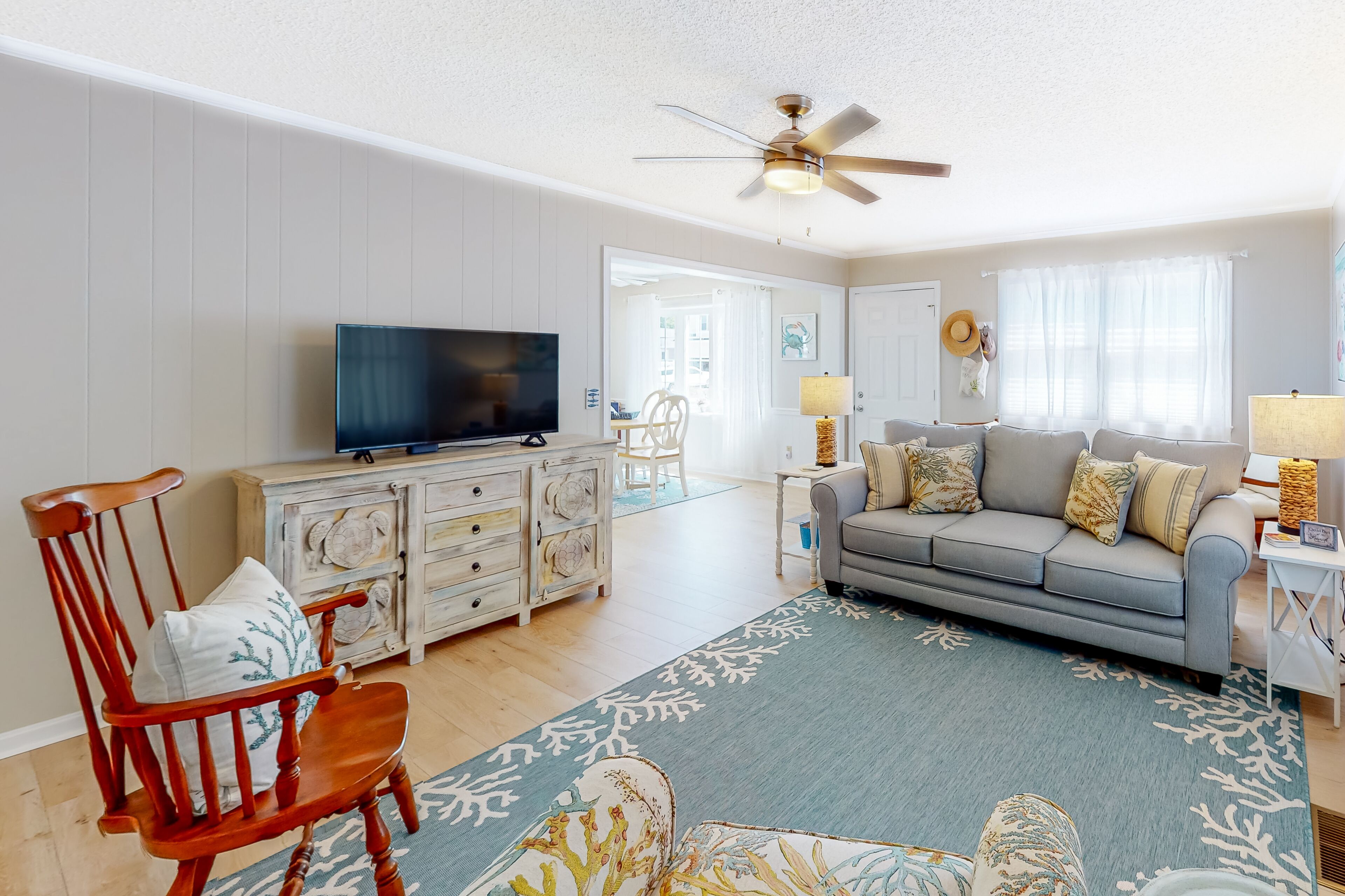 Darling beach cottage with patio, sunroom, central AC - walk to the beach