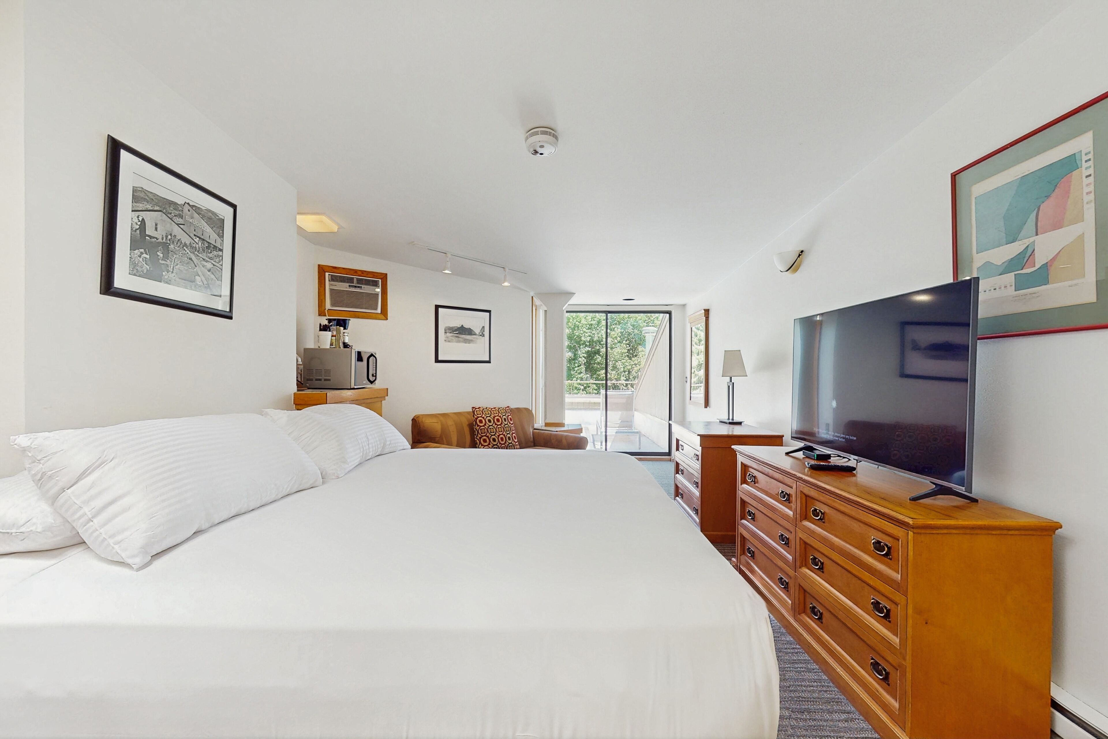 Tabla de planchar con plancha, internet y ropa de cama 