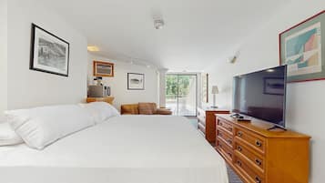 Tabla de planchar con plancha, internet y ropa de cama