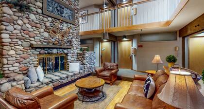 Main St. studio - pool & hot tub - walk to lifts, dog-friendly, ground-floor