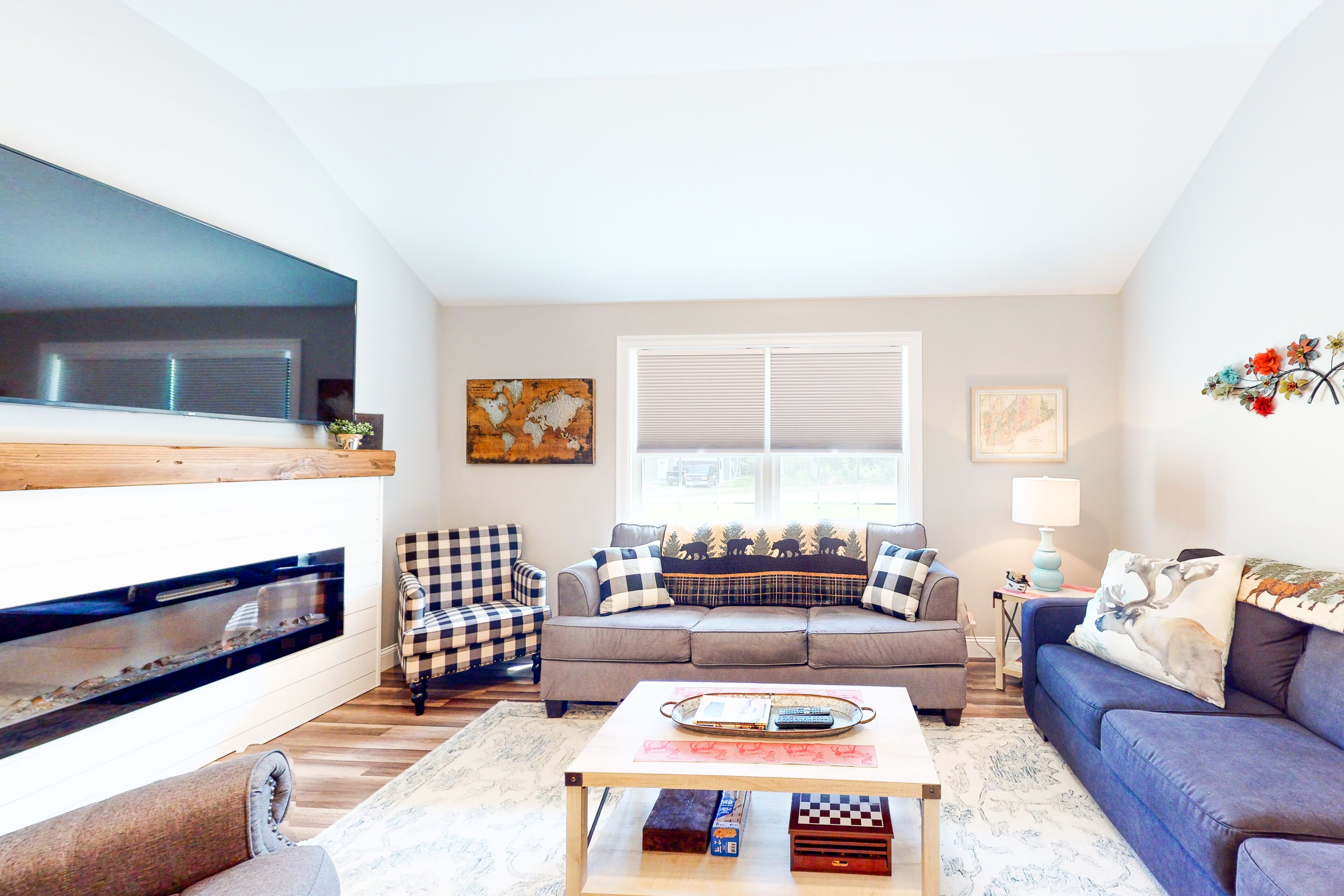 Delightful oasis near lakes, hiking, skiing & town with high-speed WiFi