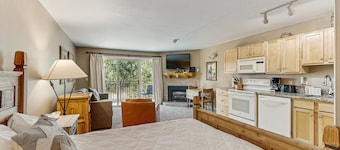 Enchanting mountainside studio with pool, hot tub, sauna, fireplace & balcony