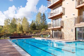 Lämmitetty uima-allas