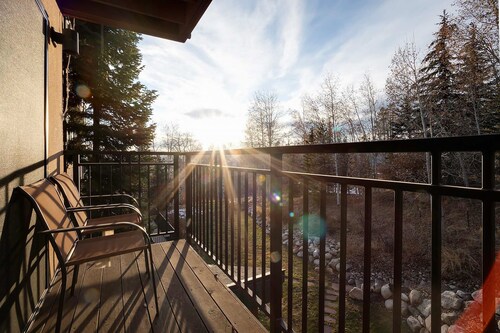 Enchanting mountainside studio with pool, hot tub, sauna, fireplace & balcony