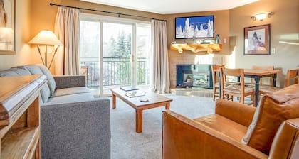 Enchanting mountainside studio with pool, hot tub, sauna, fireplace & balcony