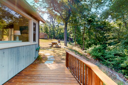 Darling, secluded cottage with large yard - walk to Chatham & Lighthouse Beach