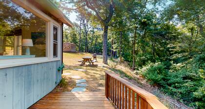 Darling, secluded cottage with large yard - walk to Chatham & Lighthouse Beach