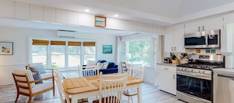 Darling, secluded cottage with large yard - walk to Chatham & Lighthouse Beach