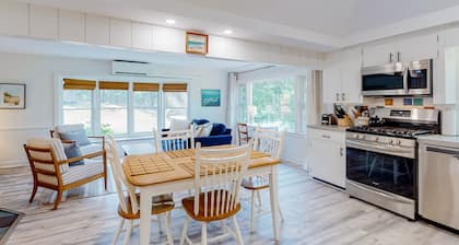 Darling, secluded cottage with large yard - walk to Chatham & Lighthouse Beach