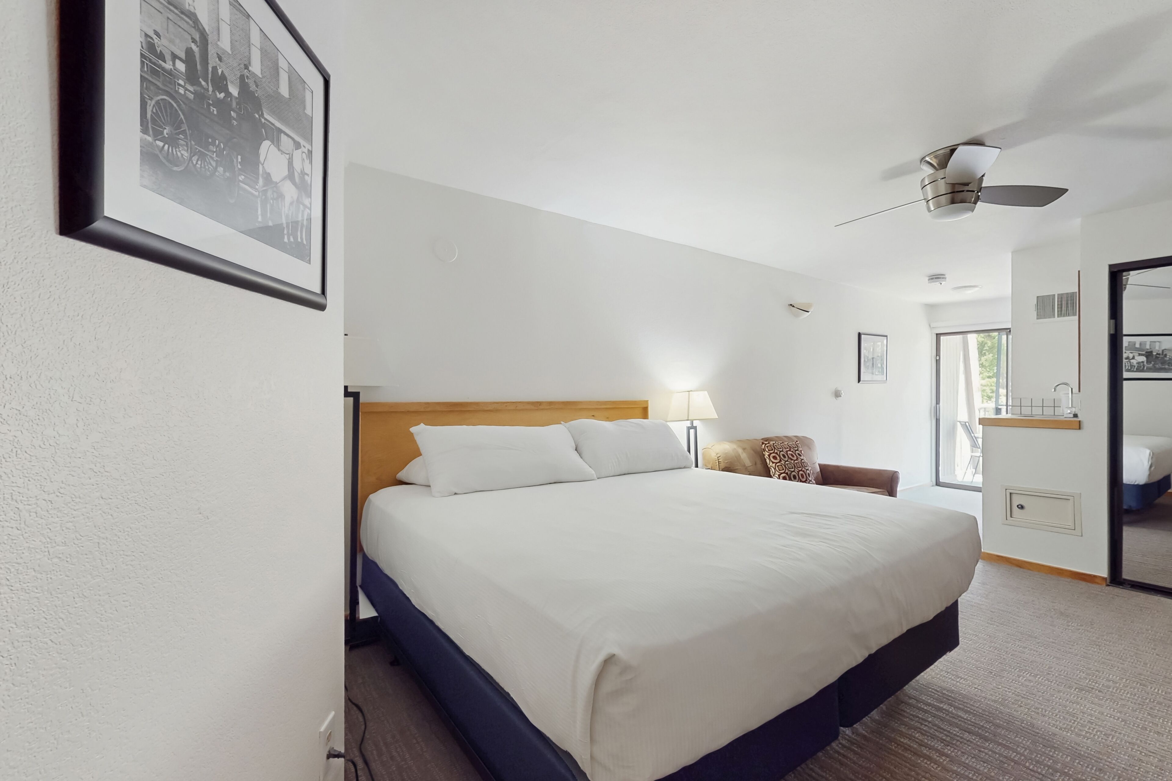 Tabla de planchar con plancha, internet y ropa de cama 